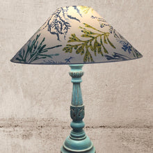 Charger l'image dans la galerie, Chapeau chinois. Tissu coraux bleus verts. fond clair.allumé.