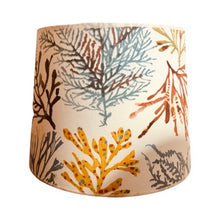 Charger l'image dans la galerie, Abat-jours tambour, tissu coton à motifs de coraux, en trois tailles.