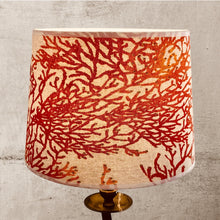 Charger l'image dans la galerie, Abat jour de forme tambour, contrecollé. Lin à motifs de coraux orangés.