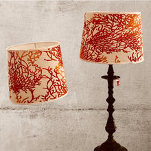 Charger l'image dans la galerie, Abat jour de forme tambour, contrecollé. Lin à motifs de coraux orangés.