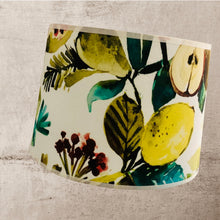 Charger l'image dans la galerie, Abat jour tambour contrecollé avec un tissu d’éditeur anglais. Motifs de fruits et fleurs.