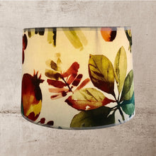 Charger l'image dans la galerie, Abat jour tambour contrecollé avec un tissu d’éditeur anglais. Motifs de fruits et fleurs.