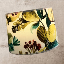 Charger l'image dans la galerie, Abat jour tambour contrecollé avec un tissu d’éditeur anglais. Motifs de fruits et fleurs.