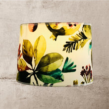 Charger l'image dans la galerie, Abat jour tambour contrecollé avec un tissu d’éditeur anglais. Motifs de fruits et fleurs.