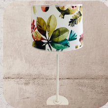 Charger l'image dans la galerie, Abat jour tambour contrecollé avec un tissu d’éditeur anglais. Motifs de fruits et fleurs.