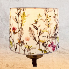 Charger l'image dans la galerie, Abat-jour tambour contrecollé, revêtu d’un voile de coton blanc à motifs floraux.