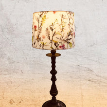 Charger l'image dans la galerie, Abat-jour tambour contrecollé, revêtu d’un voile de coton blanc à motifs floraux.