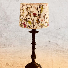 Charger l'image dans la galerie, Abat-jour tambour contrecollé, revêtu d’un voile de coton blanc à motifs floraux.