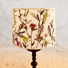 Charger l'image dans la galerie, Abat-jour tambour contrecollé, revêtu d’un voile de coton blanc à motifs floraux.