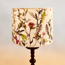 Charger l'image dans la galerie, Abat-jour tambour contrecollé, revêtu d’un voile de coton blanc à motifs floraux.