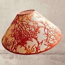 Charger l'image dans la galerie, Abat jour contrecollé en forme de chapeau chinois revêtu d'un lin aux motifs de coraux orangés.