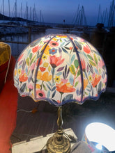 Charger l'image dans la galerie, Pagode fleur cousue main. Tissu de coton à fleurs stylisées, très colorées.