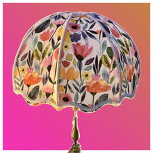 Charger l'image dans la galerie, Pagode fleur cousue main. Tissu de coton à fleurs stylisées, très colorées.