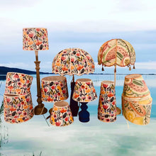 Charger l'image dans la galerie, Pagode fleur cousue main. Tissu de coton à fleurs stylisées, très colorées.