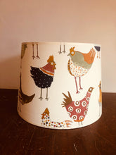 Charger l'image dans la galerie, Abat-jours contrecollés recouverts tissus à motifs de poulettes stylisées.