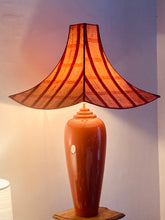 Charger l'image dans la galerie, Abat-jour carré décalé à festons bas, contrecollé sur une soie issue d'un ancien saree. Pièce unique