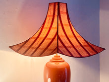 Charger l'image dans la galerie, Abat-jour carré décalé à festons bas, contrecollé sur une soie issue d'un ancien saree. Pièce unique