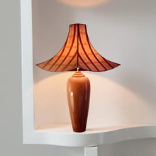 Charger l'image dans la galerie, Abat-jour carré décalé à festons bas, contrecollé sur une soie issue d'un ancien saree. Pièce unique