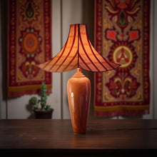 Charger l'image dans la galerie, Abat-jour carré décalé à festons bas, contrecollé sur une soie issue d'un ancien saree. Pièce unique