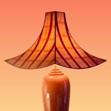 Charger l'image dans la galerie, Abat-jour carré décalé à festons bas, contrecollé sur une soie issue d'un ancien saree. Pièce unique