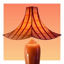 Charger l'image dans la galerie, Abat-jour carré décalé à festons bas, contrecollé sur une soie issue d'un ancien saree. Pièce unique