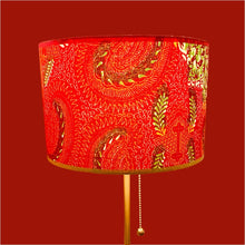 Charger l'image dans la galerie, Abat-jour cylindre contrecollé sur un tissu africain dans les tons rouges, verts.