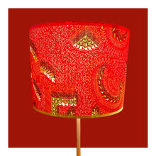 Charger l'image dans la galerie, Abat-jour cylindre contrecollé sur un tissu africain dans les tons rouges, verts.