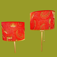 Charger l'image dans la galerie, Abat-jour cylindre contrecollé sur un tissu africain dans les tons rouges, verts.