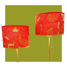 Charger l'image dans la galerie, Abat-jour cylindre contrecollé sur un tissu africain dans les tons rouges, verts.
