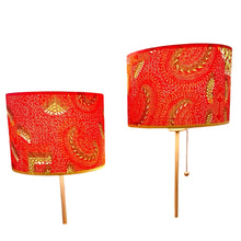 Charger l'image dans la galerie, Abat-jour cylindre contrecollé sur un tissu africain dans les tons rouges, verts.