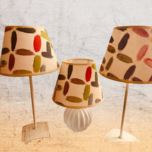 Charger l'image dans la galerie, Abat-jour conique de petite taille. Diamètre 20. Contrecollé. Tissu Lalie design. Géométrie