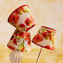 Charger l'image dans la galerie, Abat-jour conique de petite taille. Diamètre 20. Contrecollé sur un tissu Coquelicots.