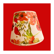 Charger l'image dans la galerie, Abat-jour conique de petite taille. Diamètre 20. Contrecollé sur un tissu Coquelicots.