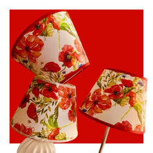 Charger l'image dans la galerie, Abat-jour conique de petite taille. Diamètre 20. Contrecollé sur un tissu Coquelicots.
