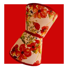 Charger l'image dans la galerie, Abat-jour conique de petite taille. Diamètre 20. Contrecollé sur un tissu Coquelicots.