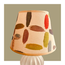 Charger l'image dans la galerie, Abat-jour conique de petite taille. Diamètre 20. Contrecollé. Tissu Lalie design. Géométrie