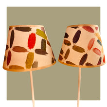 Charger l'image dans la galerie, Abat-jour conique de petite taille. Diamètre 20. Contrecollé. Tissu Lalie design. Géométrie