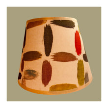 Charger l'image dans la galerie, Abat-jour conique de petite taille. Diamètre 20. Contrecollé. Tissu Lalie design. Géométrie