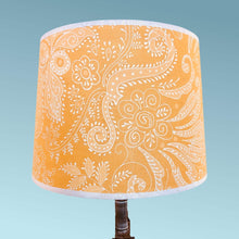 Charger l'image dans la galerie, Abat jour tambour. Voile de coton jaune à motifs baroques.3