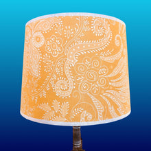 Charger l'image dans la galerie, Abat jour tambour. Voile de coton jaune à motifs baroques.
