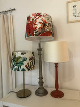 Charger l'image dans la galerie, Abat jour de forme tambour revêtu tissu d'éditeur français à motifs flamboyants.