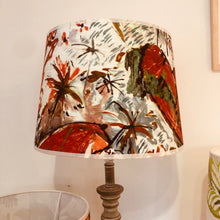 Charger l'image dans la galerie, Abat jour de forme tambour revêtu tissu d'éditeur français à motifs flamboyants.