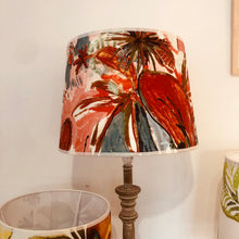 Charger l'image dans la galerie, Abat jour de forme tambour revêtu tissu d'éditeur français à motifs flamboyants.