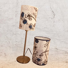 Charger l'image dans la galerie, Les pitchounes. Abat- jour cylindre. Contrecollé. Tissu bleu à fleurs roses ou fond blanc, roses stylisées.