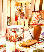 Charger l'image dans la galerie, Abat jour de forme tambour revêtu tissu d'éditeur français à motifs flamboyants.