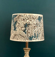 Charger l'image dans la galerie, Abatjour tambour contrecollé. Tissu coton à motifs d'arbres stylisés