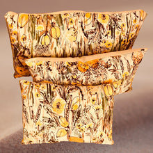 Charger l'image dans la galerie, Coussins tapissiers rectangulaires avec un motif floral jaune - Tissu Primavera de Lalie Design