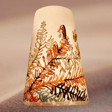 Charger l'image dans la galerie, Abat-jour conique de petite taille. Contrecollé sur des tissus variés.