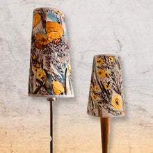 Charger l'image dans la galerie, Abat-jour conique de petite taille. Contrecollé sur des tissus variés.