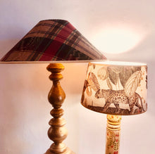 Charger l'image dans la galerie, Abat jour contrecollé en forme de chapeau chinois revêtu jacquard de soie à carreaux, doublé d'un bazin en coton.